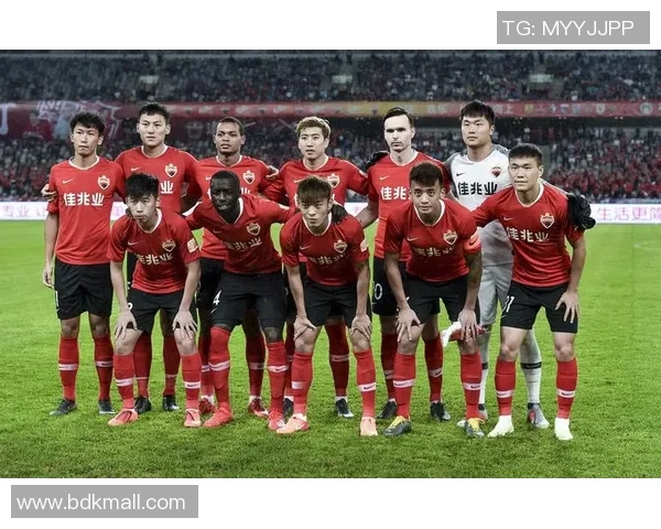 上海足球队中路突破革新之路探索与战术解析 上海足球队中路突破革新之路探索与战术解析